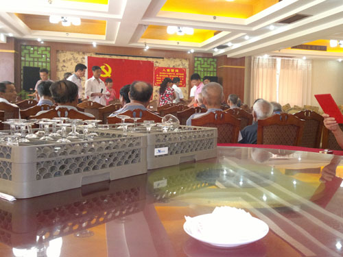 副總經(jīng)理榮獲先進黨員領(lǐng)獎